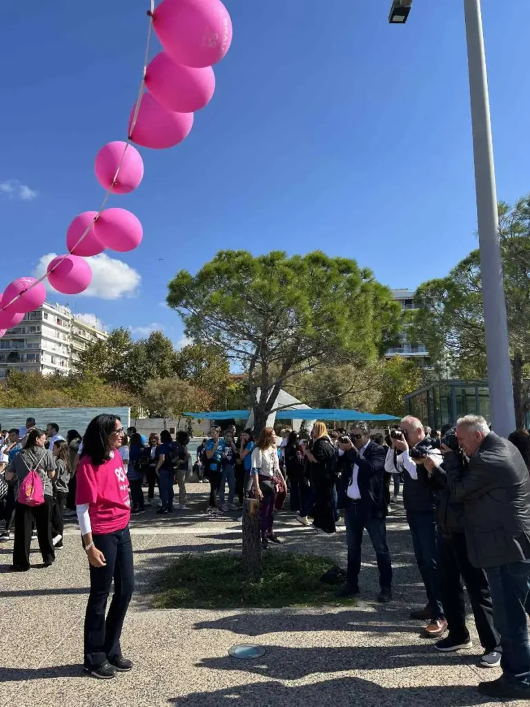 Ροζ κύμα ελπίδας - Χιλιάδες πολίτες στην πορεία ευαισθητοποίησης για τον καρκίνο του μαστού
