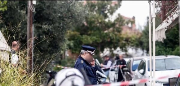 Τρίκαλα: Σοκάρει ο 18χρονος που σκότωσε τη μητέρα του – “Καθόμασταν και βλέπαμε τηλεόραση, σηκώθηκα και την έπνιξα”