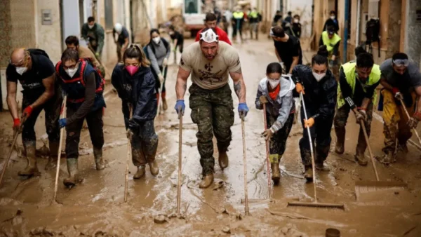 Ένα χρόνο μετά, η Βαλένθια τιμά τα θύματα των φονικών πλημμυρών που κόστισαν τη ζωή σε 237 ανθρώπους