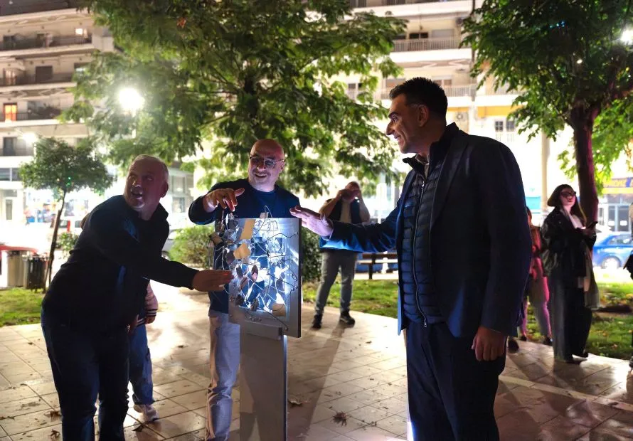 Ξάνθη: Με φως και ένα μοναδικό έργο σκιάς τιμήθηκε η μνήμη του Μάνου Χατζιδάκι