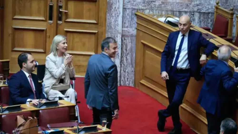 Υποδοχή στη Βουλή με αγκαλιές και χαμόγελα στον Τάσο Χατζηβασιλείου - φωτογραφίες