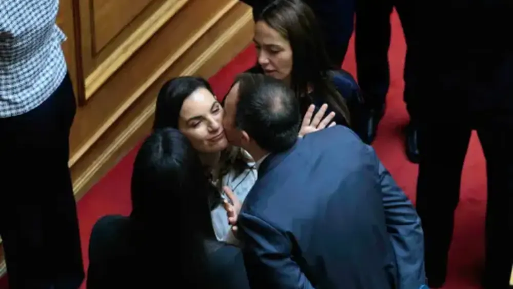 Υποδοχή στη Βουλή με αγκαλιές και χαμόγελα στον Τάσο Χατζηβασιλείου - φωτογραφίες