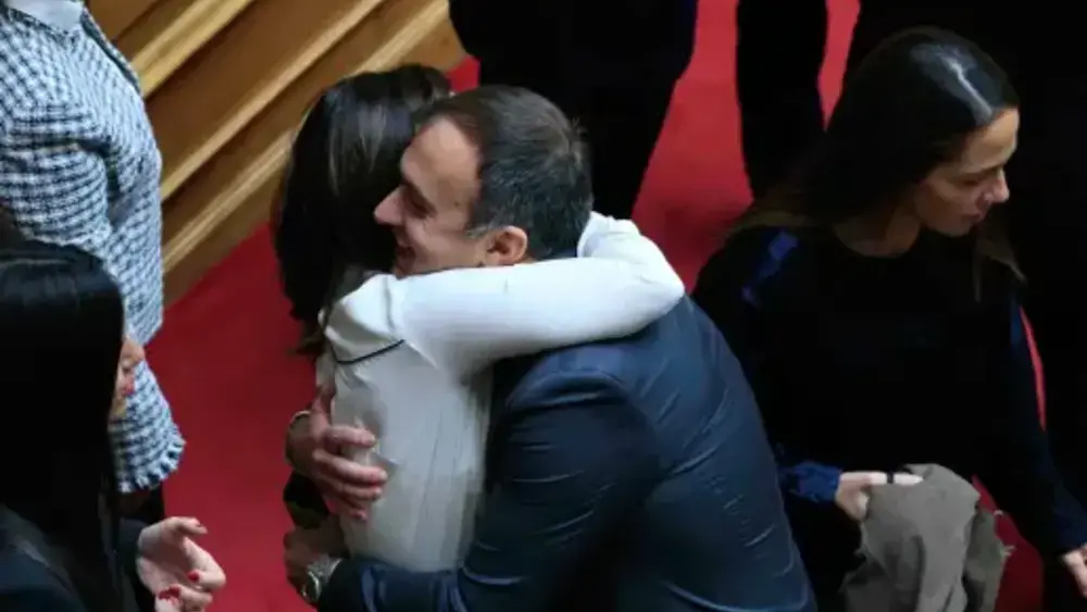 Υποδοχή στη Βουλή με αγκαλιές και χαμόγελα στον Τάσο Χατζηβασιλείου - φωτογραφίες