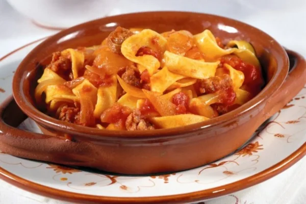 Χυλοπίτες με κιμά, λουκάνικα και ταμπάσκο