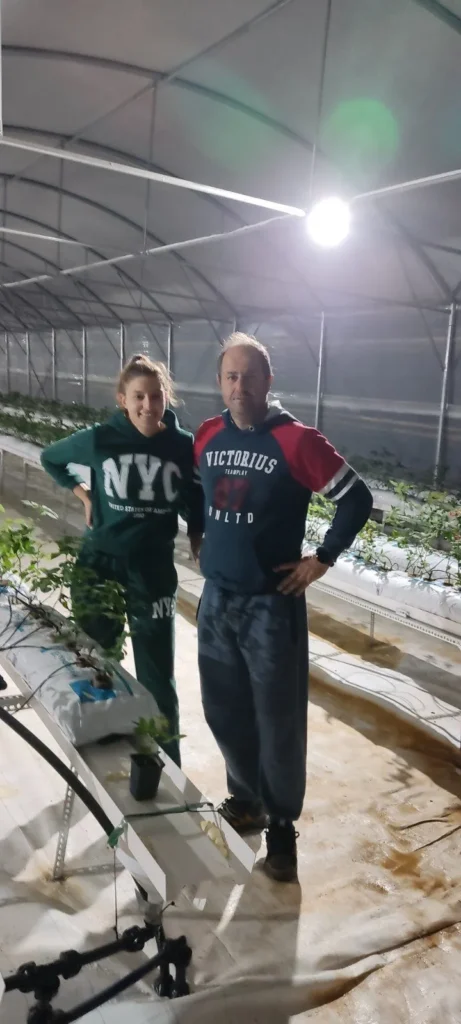 Πυροσβέστης και η μικροβιολόγος σύζυγός του καλλιεργούν υδροπονικά τριαντάφυλλα στον Ασκό Λαγκαδά