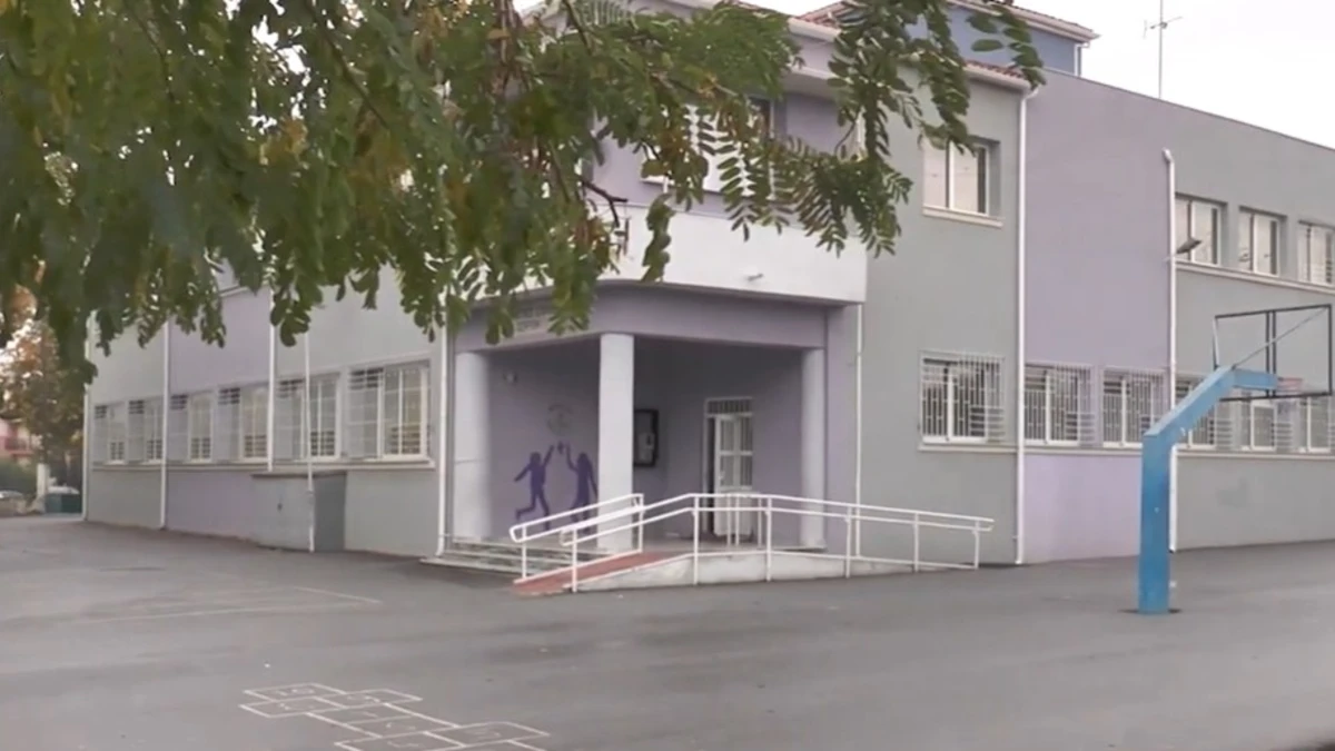 Σέρρες: Άγνωστοι έβαλαν φωτιά στην αυλή του Δημοτικού Σχολείου - video