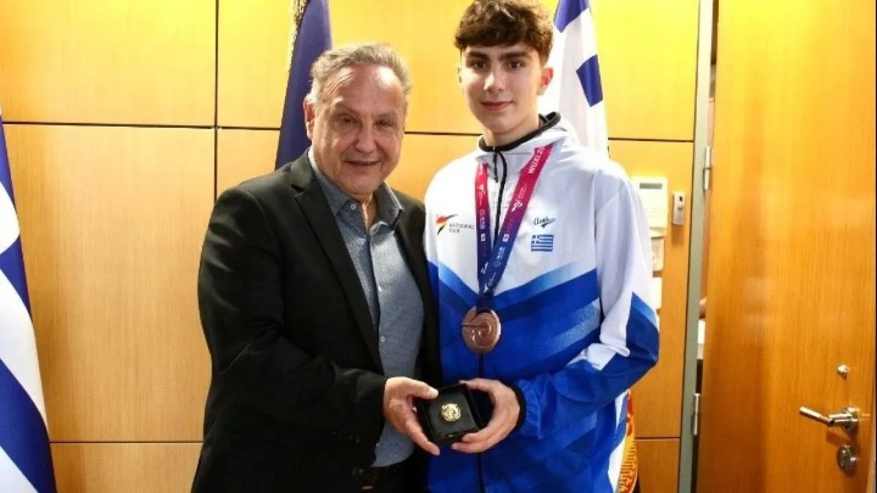 Ο Στ. Αγγελούδης υποδέχθηκε τον Άρη Ψαρρό, χάλκινο Παγκόσμιο Πρωταθλητή στο Ταεκβοντό