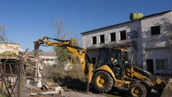 Τέλος εποχής για τον χώρο του ΑΓΝΟ - Ερείπια και κουφάρια που πλέον κατεδαφίζονται