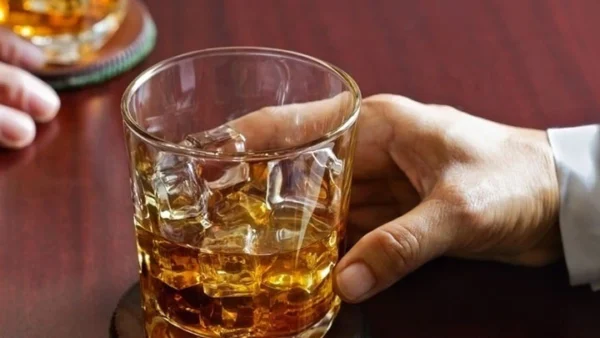 Η υπερβολική κατανάλωση αλκοόλ συνδέεται με πρόωρα και πιο σοβαρά εγκεφαλικά