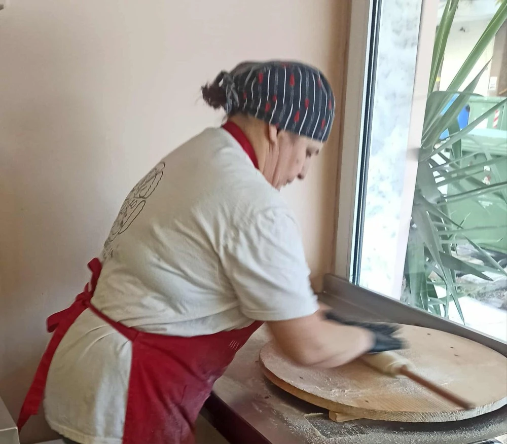 Θεσσαλονίκη: Ταξίδι στον χρόνο με χειροποίητες πίτες ψημένες όπως παλιά στο σατς