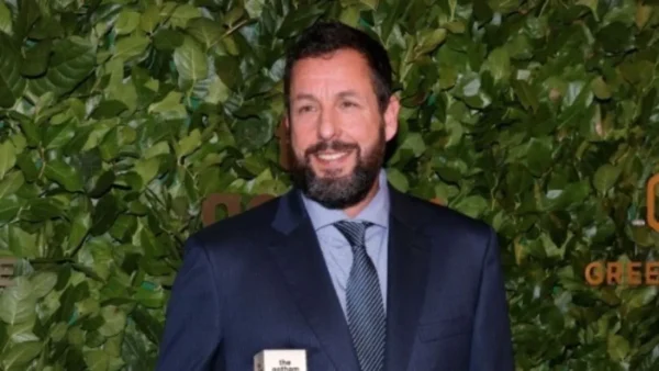 Η AARP τιμά τον Άνταμ Σάντλερ για δεύτερη φορά