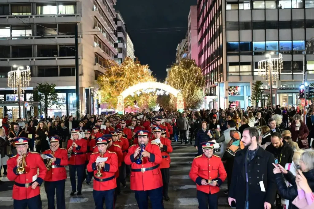 Υπό βροχή και με συνοδεία μουσικής φωταγωγήθηκε το χριστουγεννιάτικο δέντρο της Αθήνας