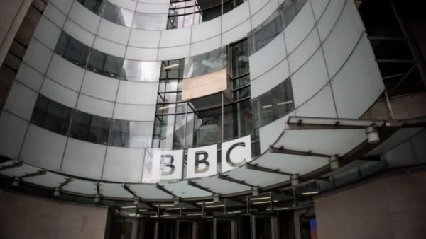 Ο πρόεδρος του BBC απολογείται για ένα "λάθος κρίσης" στο μοντάζ ομιλίας του Τραμπ - Το BBC News λέει ότι έλαβε νομική απειλή από τον Τραμπ