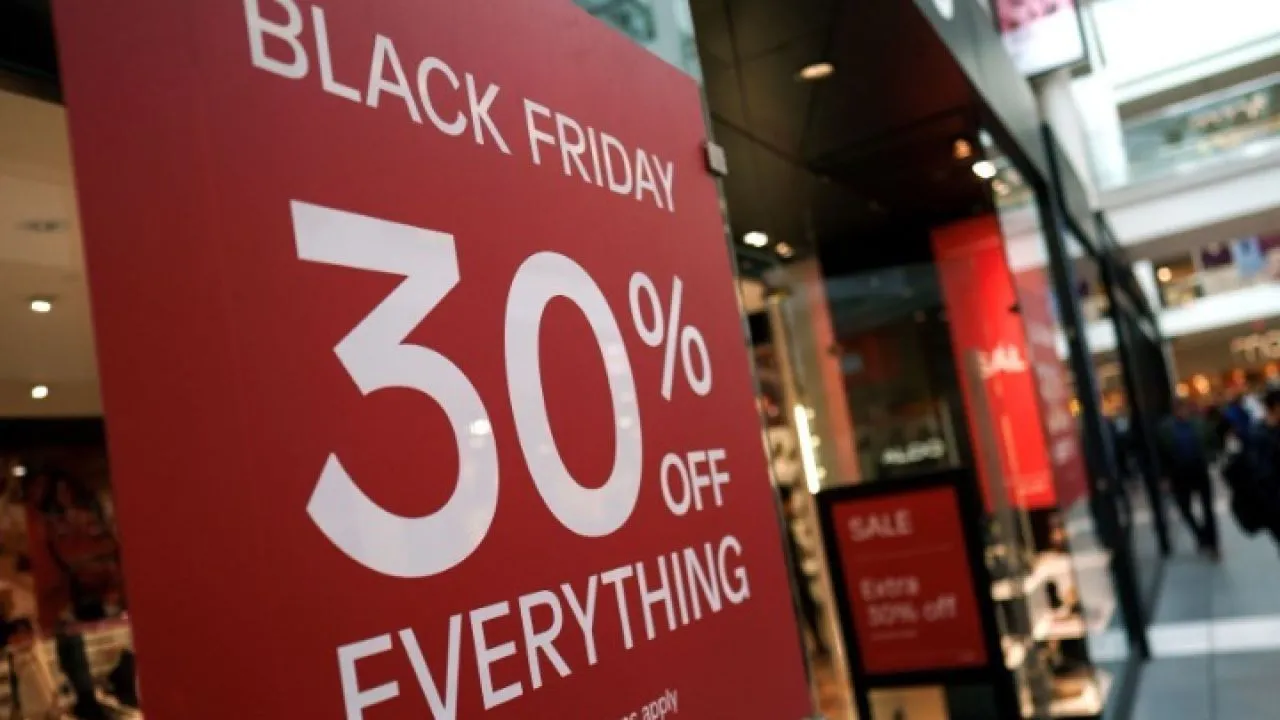 ΗΠΑ: Το παράδοξο της φετινής Black Friday: περισσότεροι καταναλωτές, λιγότερα δολάρια