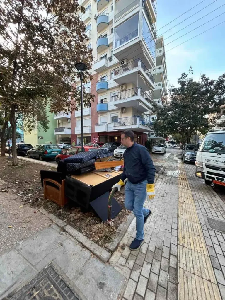 Δήμος Θεσσαλονίκης και Cleaningans γέμισαν πέντε φορτηγά με ογκώδη μέσα σε 90 λεπτά