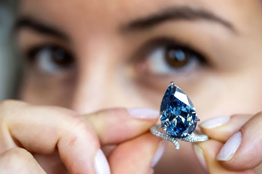 Πάνω από 25 εκατομμύρια δολάρια για ένα μπλε διαμάντι σε δημοπρασία του Christie's