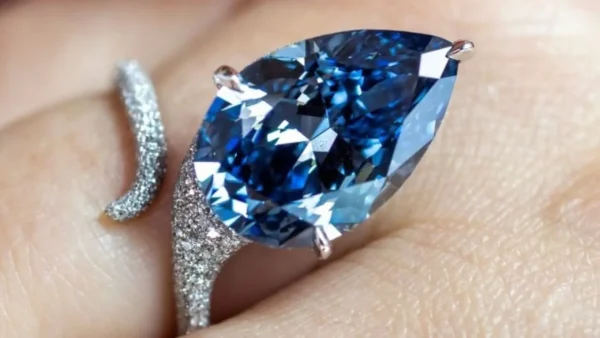 Πάνω από 25 εκατομμύρια δολάρια για ένα μπλε διαμάντι σε δημοπρασία του Christie's