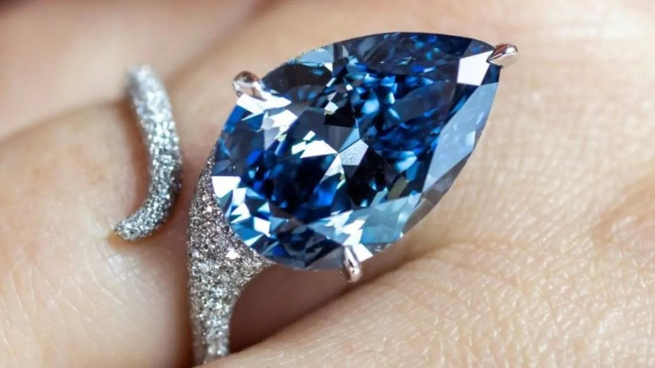 Πάνω από 25 εκατομμύρια δολάρια για ένα μπλε διαμάντι σε δημοπρασία του Christie's