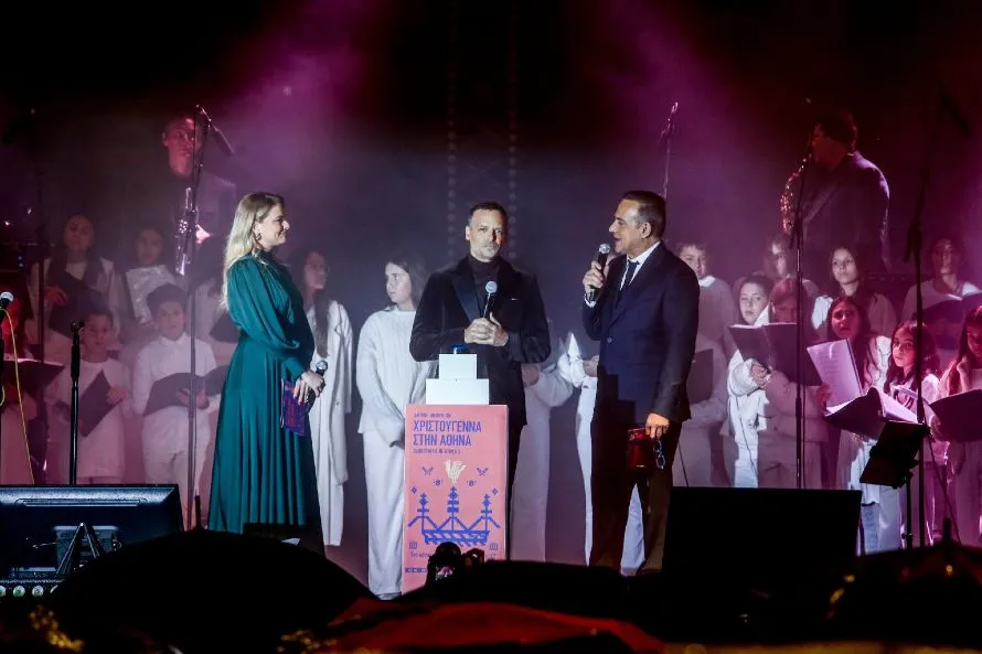 Υπό βροχή και με συνοδεία μουσικής φωταγωγήθηκε το χριστουγεννιάτικο δέντρο της Αθήνας