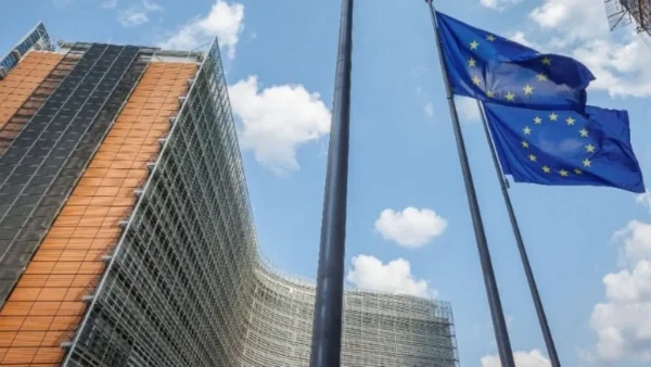 Οι εισβολές μη επανδρωμένων αεροσκαφών στον εναέριο χώρο της ΕΕ, αποτελούν μέρος του υβριδικού πολέμου κατά της Ευρώπης, δήλωσε εκπρόσωπος της Επιτροπής