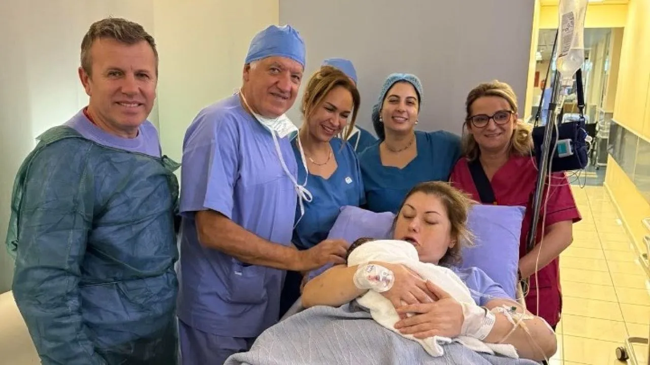 Μία από τις 33 γυναίκες, παγκοσμίως, που πέτυχαν δεύτερο τοκετό μετά από μεταμόσχευση ωοθηκικού ιστού, γέννησε ένα υγιέστατο κοριτσάκι στην Αθήνα