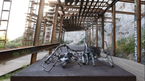 Athens Dies In Dreams At Sunrise. Έκθεση του Αλ. Τζάννη στον λόφο Φιλοπάππου, στο πλαίσιο του προγράμματος Έργο στην Πόλη 2025 του ΝΕΟΝ