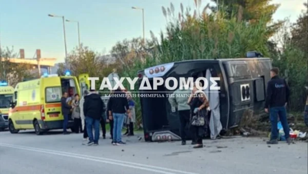 Εκτροπή λεωφορείου στην παλιά εθνική οδό Βόλου - Λάρισας: Τουλάχιστον 10 ελαφρά τραυματίες