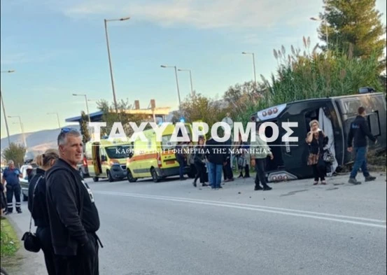 Εκτροπή λεωφορείου στην παλιά εθνική οδό Βόλου - Λάρισας: Τουλάχιστον 10 ελαφρά τραυματίες