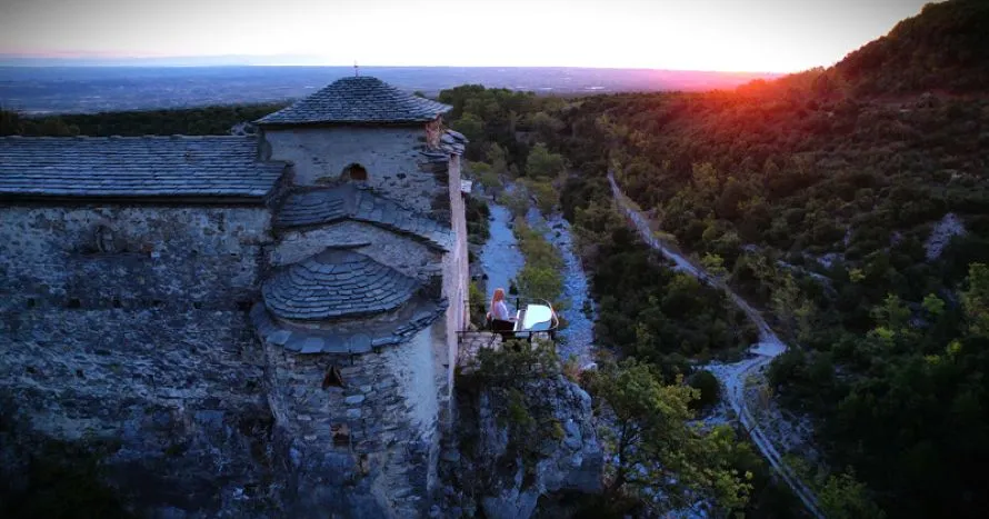 Μια μελωδία στην άκρη του γκρεμού – Στον Όλυμπο το «ιπτάμενο» πιάνο της Έλενας Ξυδιά