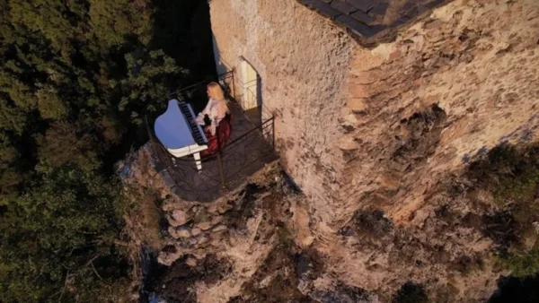 Μια μελωδία στην άκρη του γκρεμού – Στον Όλυμπο το «ιπτάμενο» πιάνο της Έλενας Ξυδιά