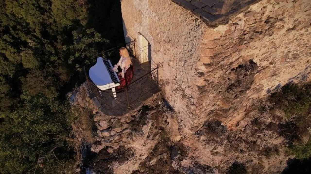 Μια μελωδία στην άκρη του γκρεμού – Στον Όλυμπο το «ιπτάμενο» πιάνο της Έλενας Ξυδιά