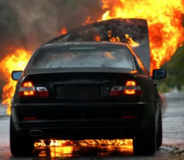 Θεσσαλονίκη: Αυτοκίνητο έπεσε σε κολόνα και τυλίχθηκε στις φλόγες - Σώθηκε η οδηγός