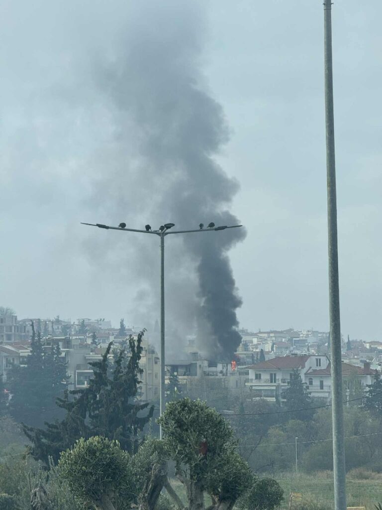 Θεσσαλονίκη: Φωτιά σε διαμέρισμα τρίτου ορόφου στην περιοχή της Πυλαίας