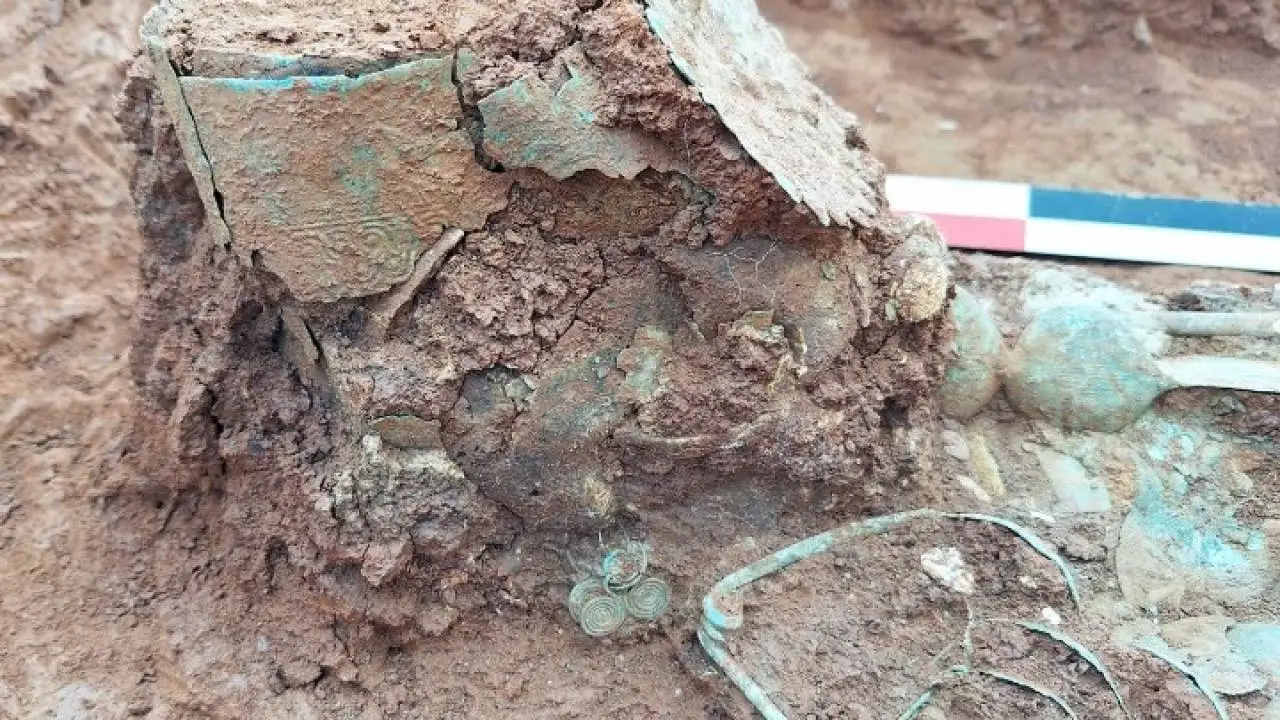 ΥΠΠΟ: Εντυπωσιακές ταφές των αρχαϊκών χρόνων στην Φθιώτιδα - Η αρχόντισσα με το ανεστραμμένο διάδημα