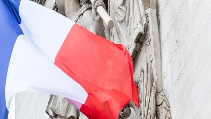 Γαλλία: «Απροσδόκητη ωφέλεια» στα δημόσια οικονομικά της Γαλλίας, χαρακτηριζει η εφημερίδα Le Monde, «την απόφαση της Ελλάδας να αποπληρώσει πρόωρα δάνειο ύψους 1,1 δισ. ευρώ»