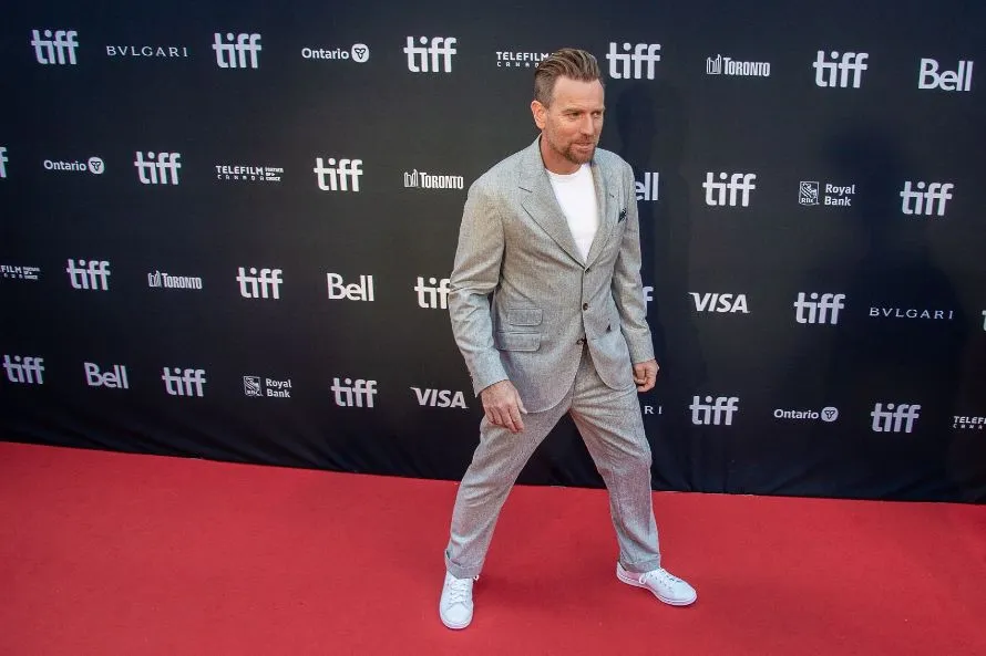 Οι Κλερ Ντέινς και Γιούαν ΜακΓκρέγκορ πρωταγωνιστούν στο νέο ψυχολογικό θρίλερ του Hulu «The Spot»