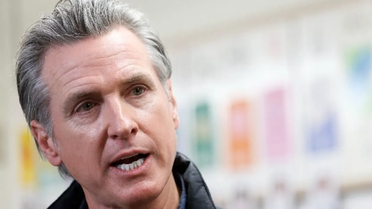 Από την COP30, ο κυβερνήτης της Καλιφόρνιας καταφέρεται κατά του Τραμπ