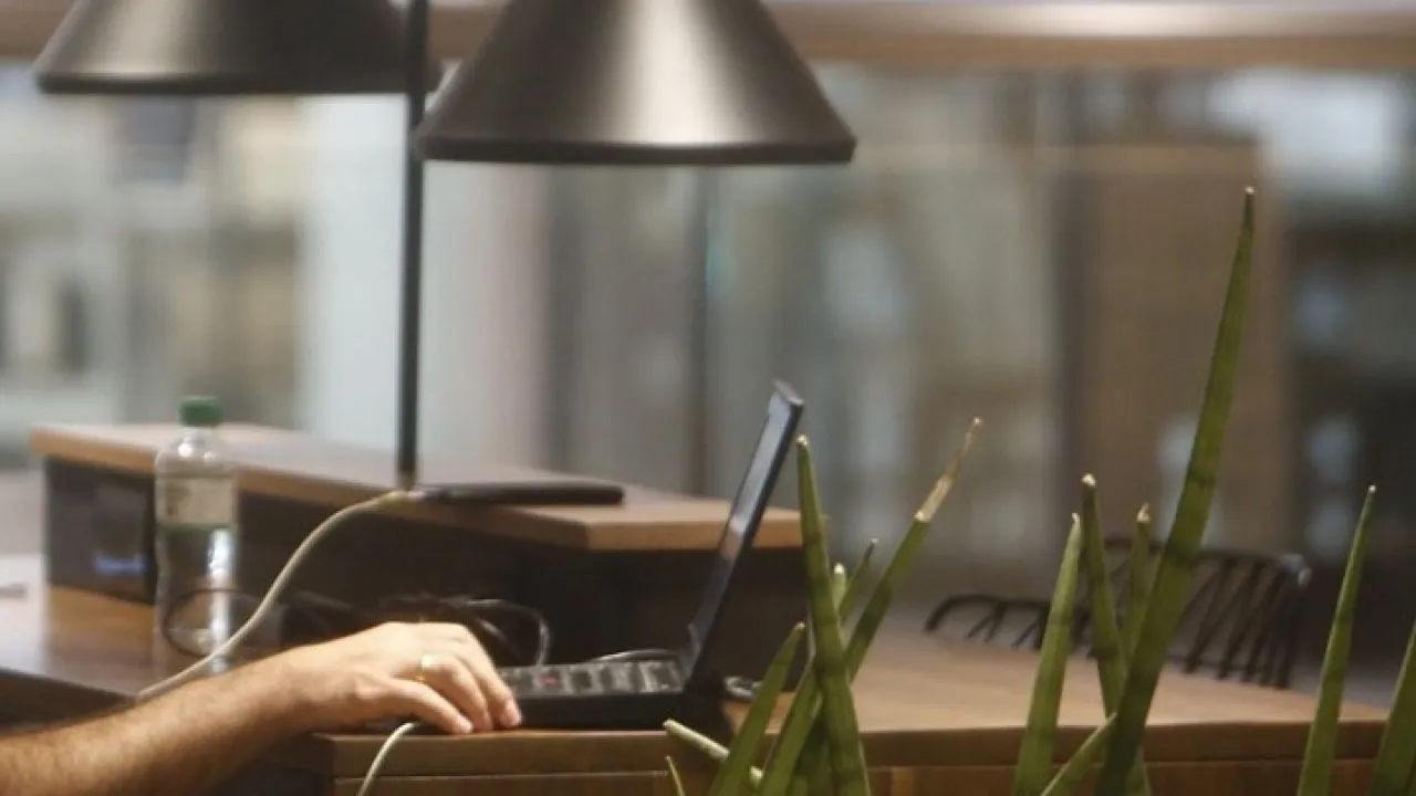 Από τον φωτισμό έως την ακουστική και το well-being - H επιστήμη πίσω από το γραφείο στους συνεργατικούς χώρους εργασίας