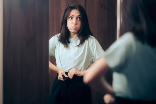 Τι προκαλούν τα στενά ρούχα στην υγεία; Οι κίνδυνοι που αγνοούμε