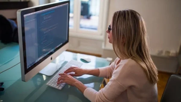 Η έκθεση του ΟΟΣΑ εξυμνεί την Ελλάδα για τους γοργούς ρυθμούς μετάβασης στον ψηφιακό μετασχηματισμό και την υιοθέτηση ΤΝ