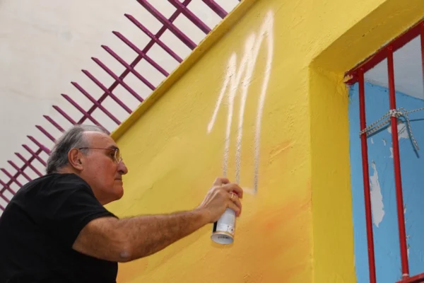 Ο Μάνος Ιωαννίδης φιλοτέχνησε το πρώτο pop art σχολείο στην Ελλάδα