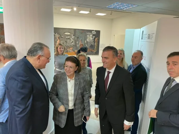Παρουσία της υπουργού Πολιτισμού Λίνας Μενδώνη τα εγκαίνια της έκθεσης «Je t’aime» του Μάνου Ιωαννίδη στη Δημοτική Πινακοθήκη Λάρισας