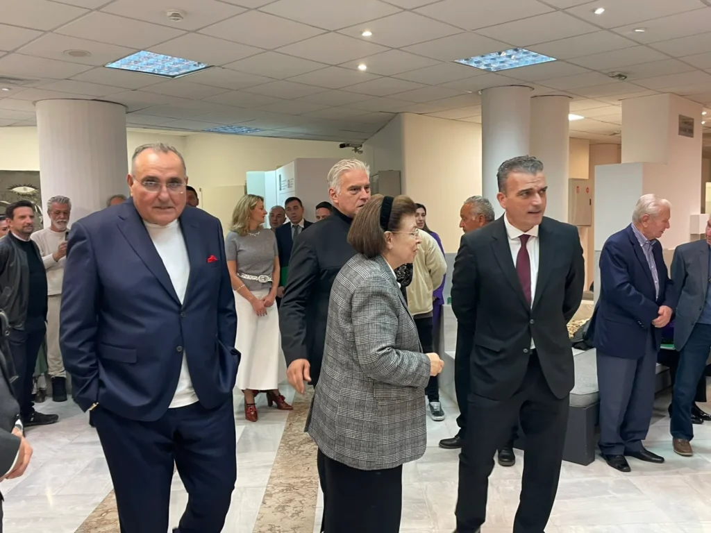 Παρουσία της υπουργού Πολιτισμού Λίνας Μενδώνη τα εγκαίνια της έκθεσης «Je t’aime» του Μάνου Ιωαννίδη στη Δημοτική Πινακοθήκη Λάρισας