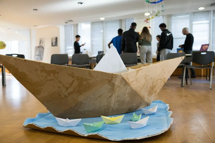 Οι πλανήτες των δικαιωμάτων των παιδιών και άλλα εικαστικά έργα σε έκθεση από ασυνόδευτους ανήλικους