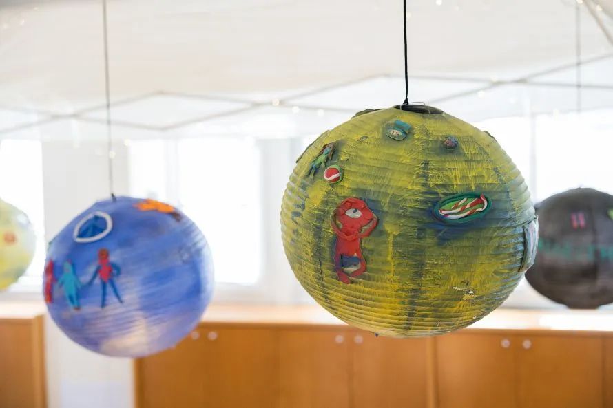 Οι πλανήτες των δικαιωμάτων των παιδιών και άλλα εικαστικά έργα σε έκθεση από ασυνόδευτους ανήλικους