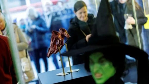 Το εμβληματικό καπέλο της Κακιάς Μάγισσας του Οζ βγαίνει σε δημοπρασία