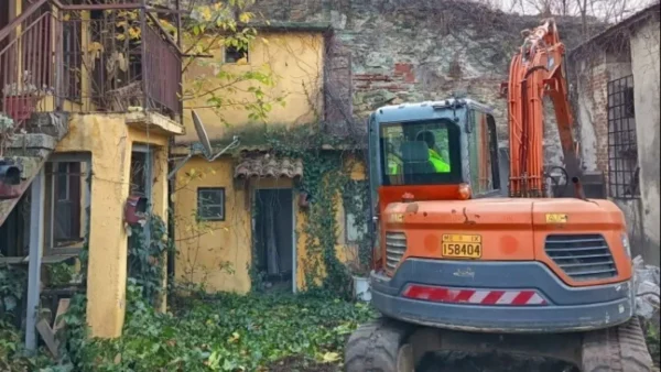 Κατεδαφίζονται στην Άνω Πόλη απαλλοτριωμένα και ετοιμόρροπα κτίρια