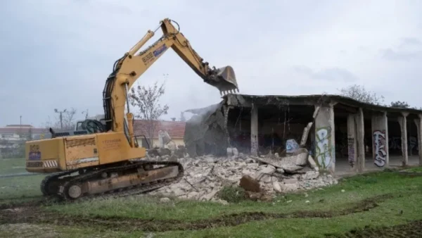 Κατεδαφίζονται τα επί 33 χρόνια εγκαταλελειμμένα κτίρια της πρώην γαλακτοβιομηχανίας ΑΓΝΟ
