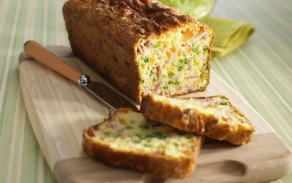 Αλμυρό κέικ με ζαμπόν, αρακά και καρότα