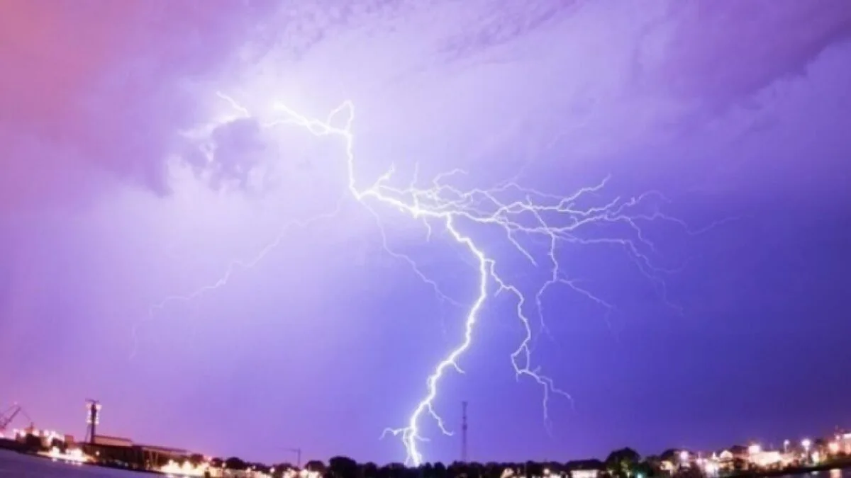 Ιωάννινα: Έντονα καιρικά φαινόμενα στην Ήπειρο - Κεραυνός έπεσε σε στέγη πολυκατοικίας